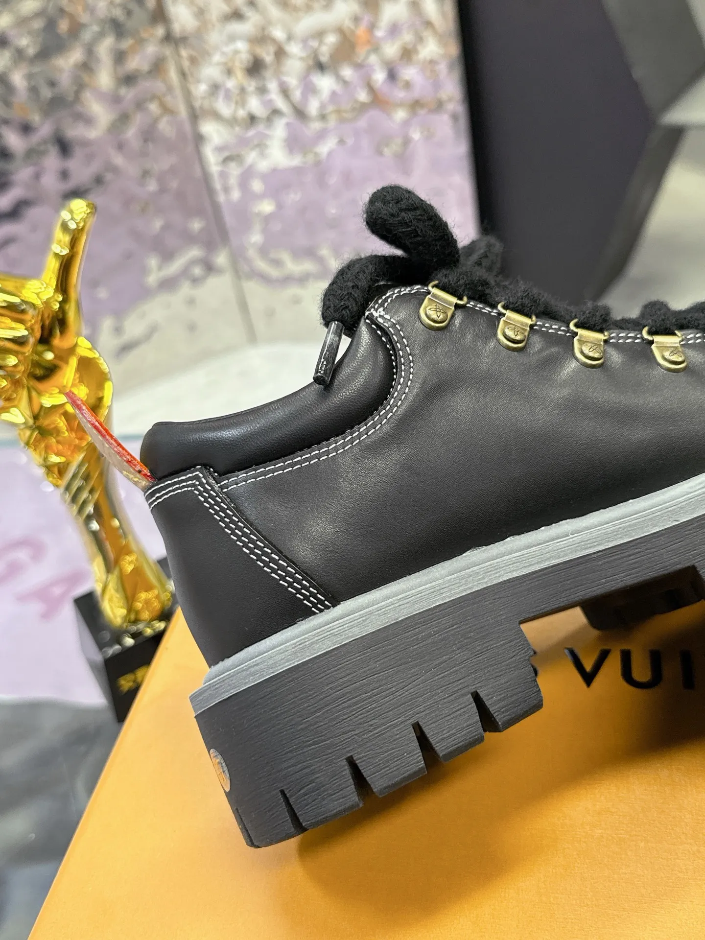 Factory price: 700💰 LV | Louis Vuitton 🧡💚2025 autumn and winter new style, top version ⚠️ The counter features the latest LV REMIX lace-up mountaineering derby shoes, new hard goods 🆕 ❥BS purchasing level! Full of high-end feel! A popular model among bloggers at home and abroad, it’s retro and fashionable, and looks stunning on your feet! Mainly recommended model on the official website★ ▪️Upper: top-quality first-layer cowhide ▪️Inner lining: imported sheepskin ▪️Outsole: original molded T men's shoes 💰U anti-slip outsole ▪️Sole height: 3.5cm ▪️Shoe size: Female 35-41 (41 customized, non-refundable) Male 39-45 (46 customized, non-refundable)